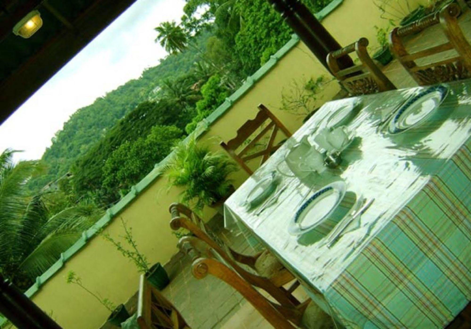 Palm Garden Home Stay Deiyannewela Esterno foto
